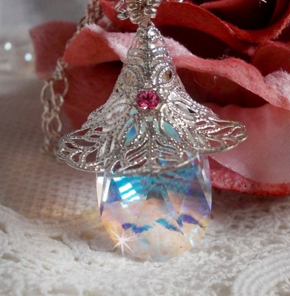 Collier Fleur d'Argent avec un merveilleux pendentif en cristal de Swarovski, un intercalaire c&oelig;ur argent&eacute; avec une cha&icirc;ne, des anneaux, un fermoir et une cha&icirc;nette d'extension en Argent 925/1000