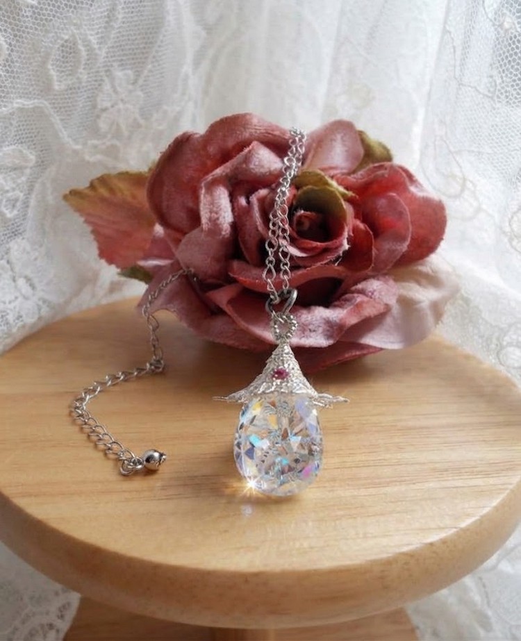 Un collier unique qui associe des détails argentés vieilli à la magie du cristal de Swarovski.