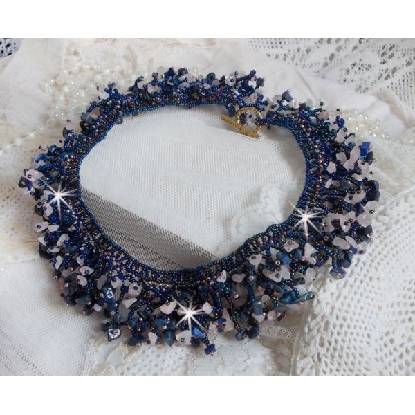 Collier Fleur de corail mont&eacute; avec des pierres de gemme : le Lapis Lazuli, le Quartz et le Sodalite. J&rsquo;ai mis en forme ce collier aux dentelles de rocailles Roses et Jet AB pour un monde de coraux 