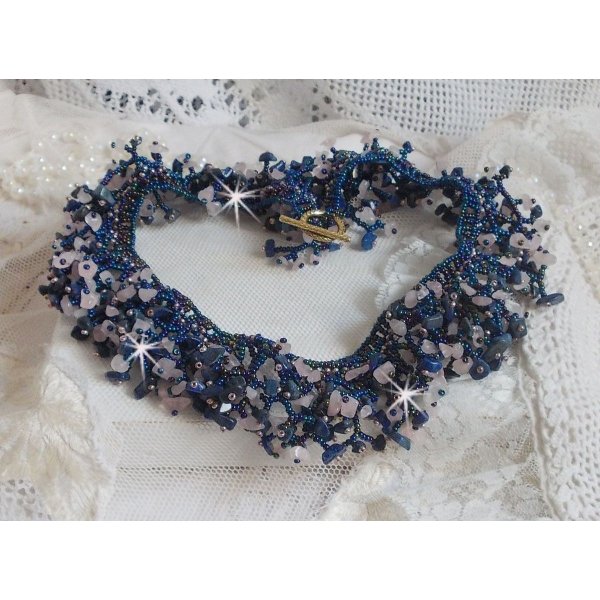 Collier Fleur de corail mont&eacute; avec des pierres de gemme : le Lapis Lazuli, le Quartz et le Sodalite. J&rsquo;ai mis en forme ce collier aux dentelles de rocailles Roses et Jet AB pour un monde de coraux 
