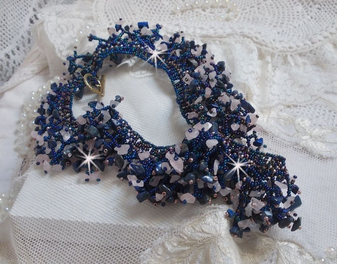 Collier Fleur de corail avec des rocailles et perles semi-précieuses comme le Quartz, le Sodalite et le Lapis Lazuli.