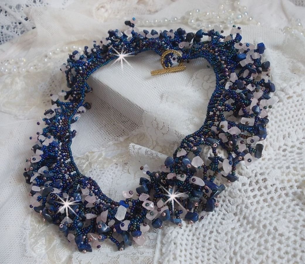 Collier Fleur de corail monté avec des pierres de gemme : le Lapis Lazuli, le Quartz et le Sodalite. J’ai mis en forme ce collier aux dentelles de rocailles Roses et Jet AB pour un monde de coraux 