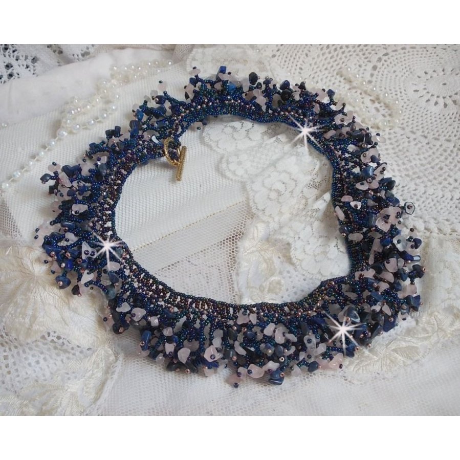 Collier Fleur de corail monté avec des pierres de gemme : le Lapis Lazuli, le Quartz et le Sodalite. J’ai mis en forme ce collier aux dentelles de rocailles Roses et Jet AB pour un monde de coraux 
