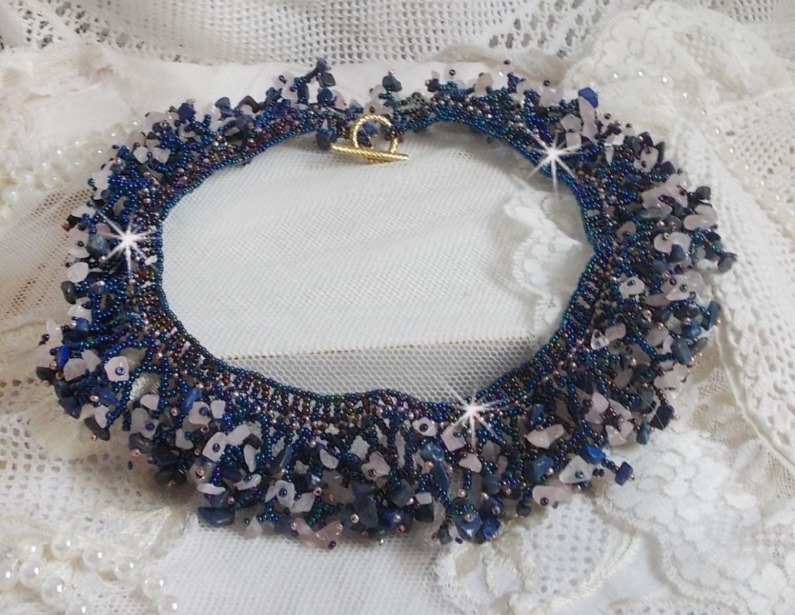 Collier Fleur de corail avec des rocailles et perles semi-précieuses comme le Quartz, le Sodalite et le Lapis Lazuli.