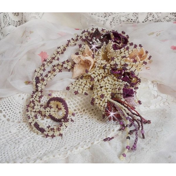 Collier Les Floralies sur une base Netting, j&rsquo;ai r&eacute;alis&eacute; &agrave; l&rsquo;aiguille un bouquet de fleurs et feuilles en rocailles &agrave; laquelle s&rsquo;ajoute des Sugilites. Aux couleurs Ivoire, Am&eacute;thyste, Rose et Purple