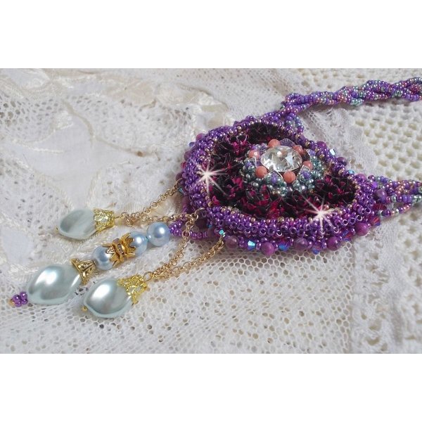 Collier Freesia brod&eacute; avec des roses en r&eacute;sine Fuchsia marbr&eacute; de Rose, des cristaux de Swarovski et des rocailles.