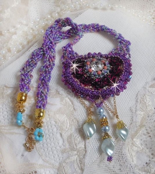 Collier Freesia brod&eacute; avec des roses en r&eacute;sine Fuchsia marbr&eacute; de Rose, des cristaux de Swarovski et des rocailles.