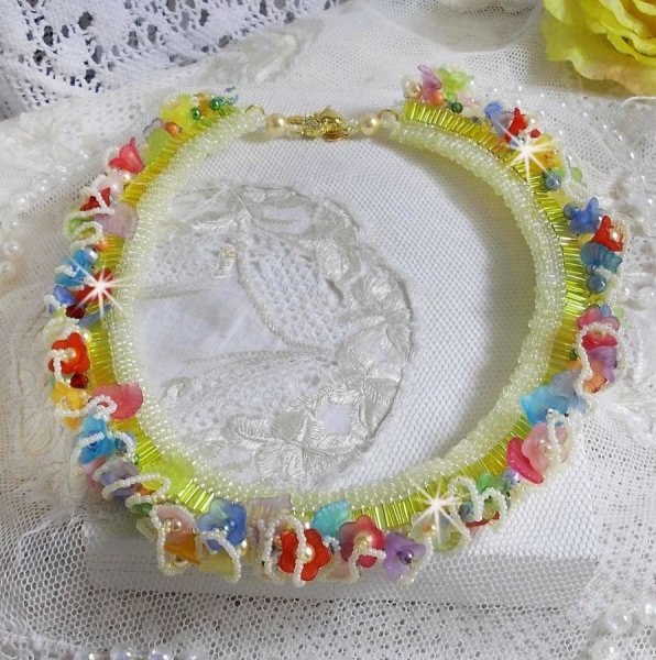 Collier Garden Flowers avec des fleurs Frosted, des rocailles, des tubes de couleur jaune, des fleurs en Lucite et des rocailles