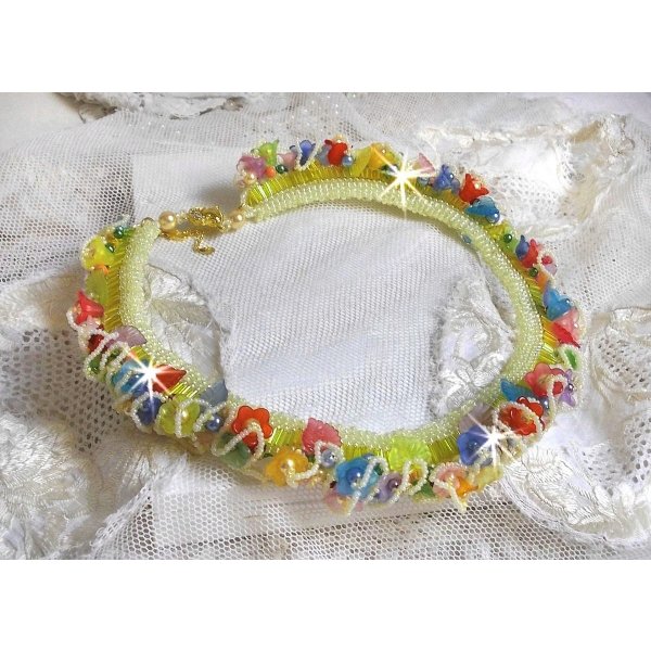Collier Garden Flowers avec des fleurs Frosted, des rocailles, des tubes de couleur jaune, des fleurs en Lucite et des rocailles