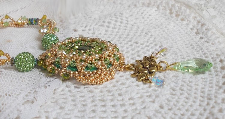 Collier Garden Party brodé avec cabochon rectangulaire vintage des années 1960, chatons, rondes plasticines et perles Cristal Swarovski