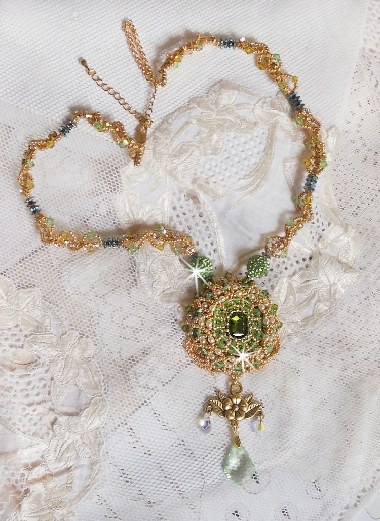 Collier Garden Party brodé avec cabochon rectangulaire vintage des années 1960, chatons, rondes plasticines et perles Cristal Swarovski