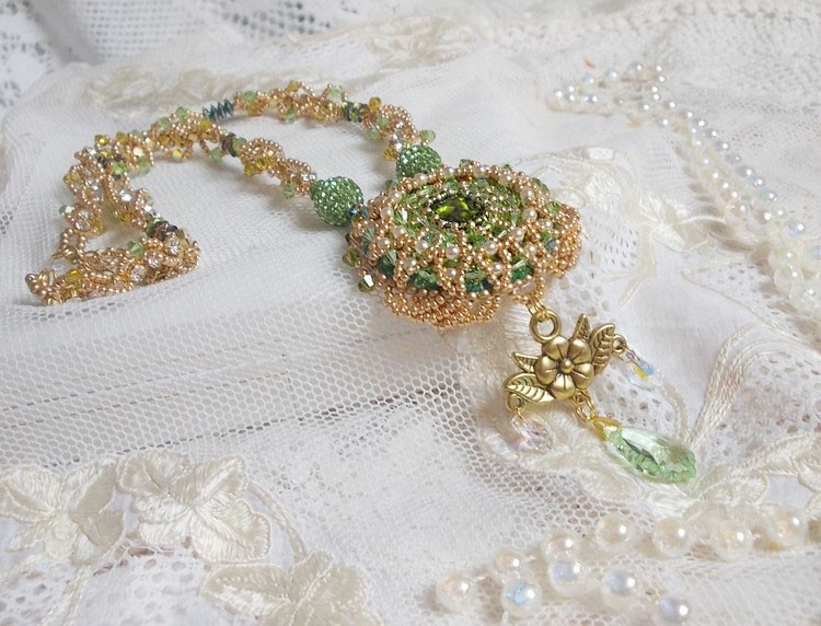 Collier Garden Party brodé avec cabochon rectangulaire vintage des années 1960, chatons, rondes plasticines et perles Cristal Swarovski