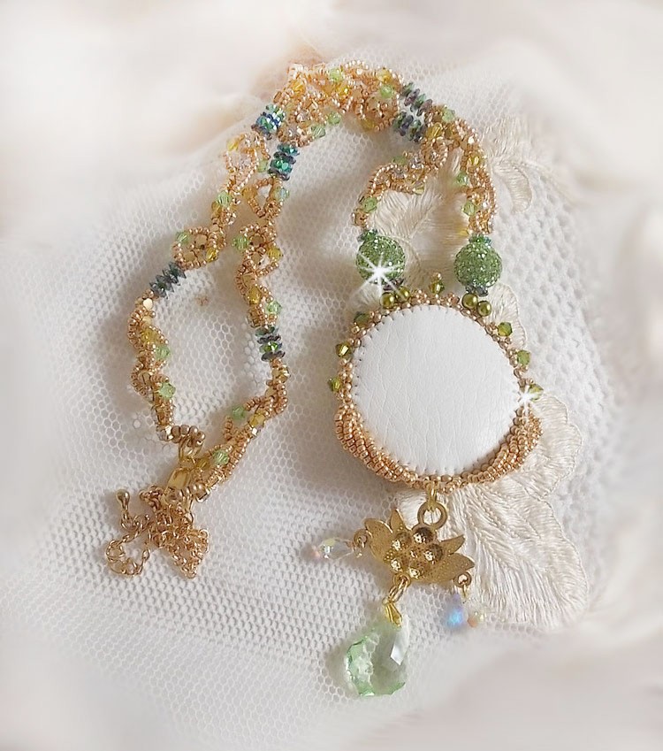 Collier Garden Party brodé avec cabochon rectangulaire vintage des années 1960, chatons, rondes plasticines et perles Cristal Swarovski