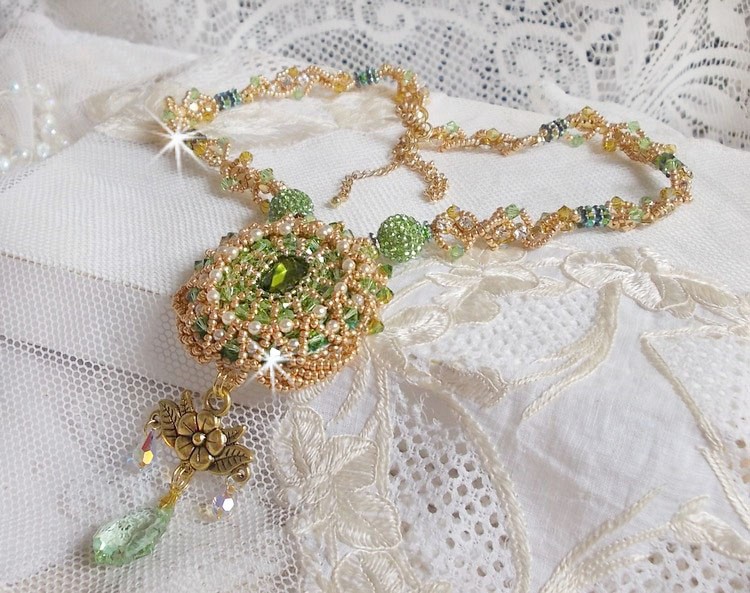 Collier Garden Party brodé avec cabochon rectangulaire vintage des années 1960, chatons, rondes plasticines et perles Cristal Swarovski