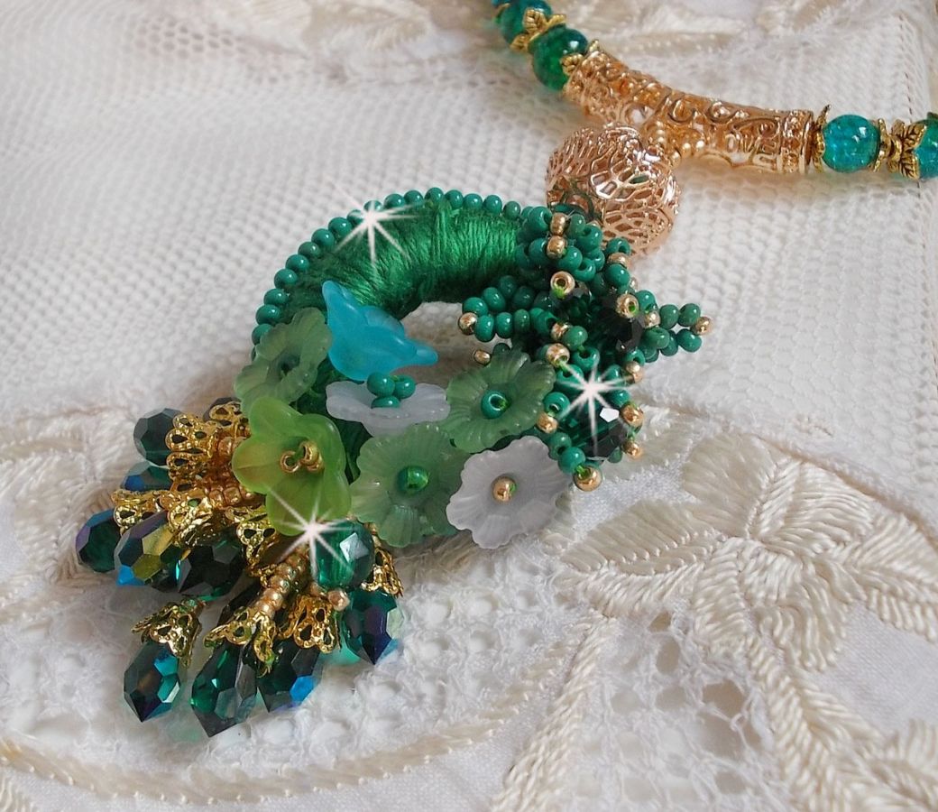 Collier Green Iris brodé avec du coton DMC vert émeraude,  des Cristaux de Swarovski, des perles en résine et des rocailles