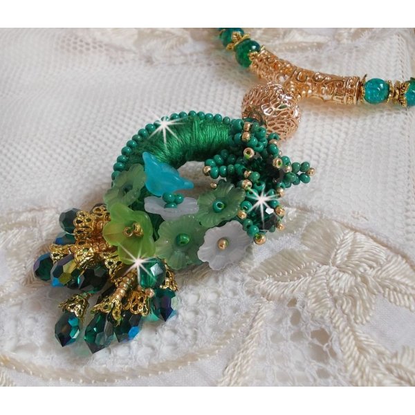 Collier Green Iris brod&eacute; avec du coton DMC Vert sur un anneau en bois avec fleurs Lucites, gouttes en cristal. Le tout est mont&eacute; avec perles rondes craquel&eacute;es, ruban organza et fermoir en argent 925