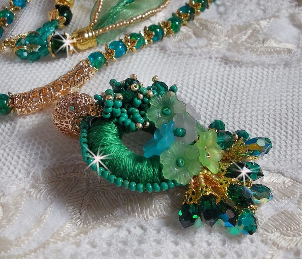 Collier Green Iris brodé avec du coton DMC vert émeraude,  des Cristaux de Swarovski, des perles en résine et des rocailles