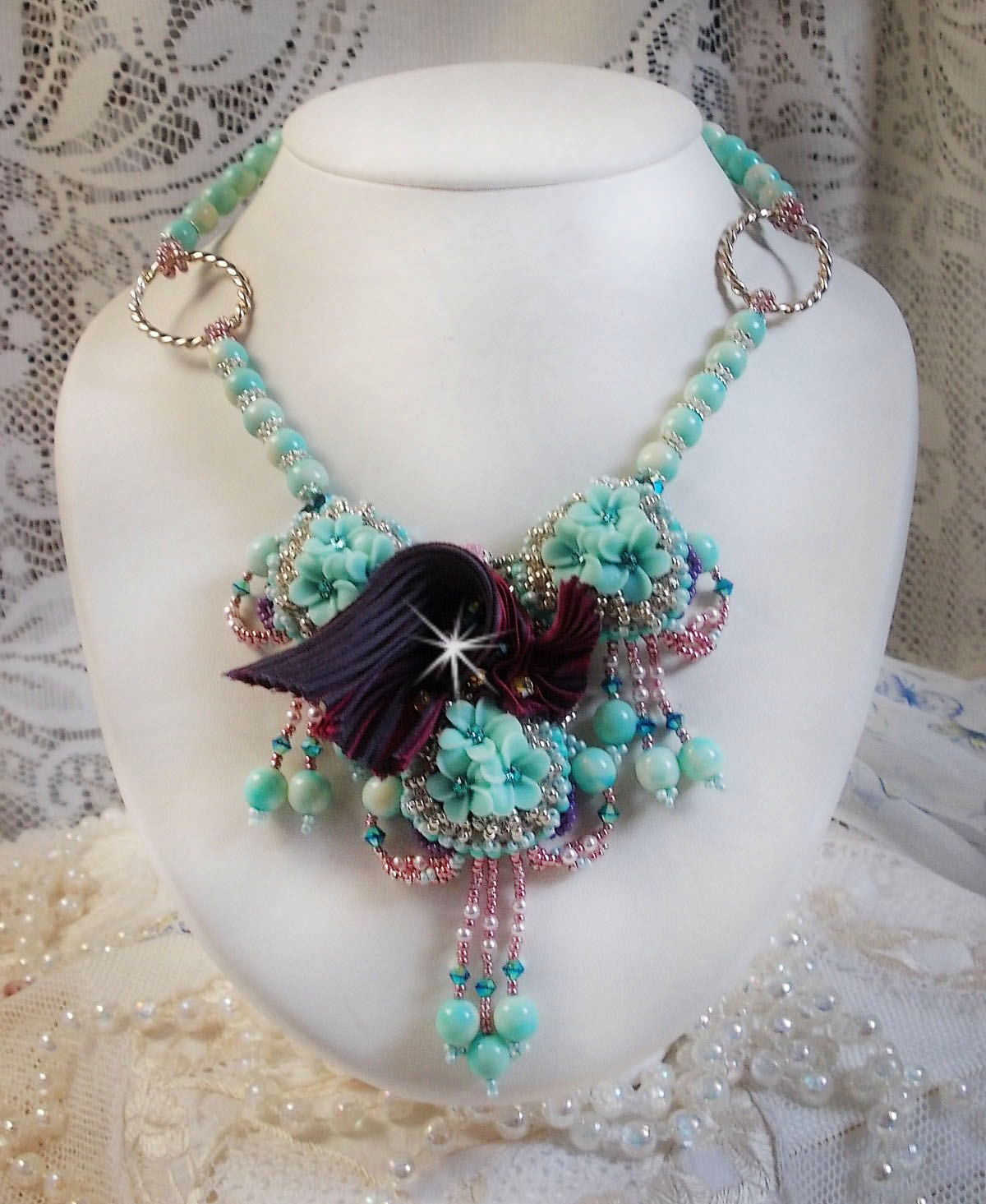 Collier Blue Flowers Haute-Couture brodé avec des Cristaux de Swarovski, un ruban de soie de couleur Truffe/Framboise et des rocailles