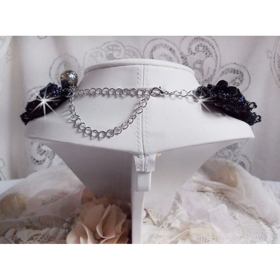 Collier plastron Tenue de Soirée, brodé avec des cristaux de Swarovski et dentelle noire façon Haute-Couture