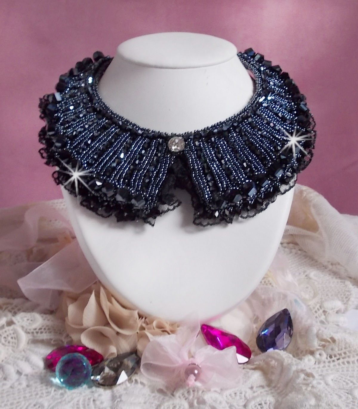 Plastron Tenue de Soir&eacute;e Haute Couture brod&eacute; avec une dentelle Noire, toupies, cabochon Cristal et perles H&eacute;lix &agrave; laquelle s&rsquo;ajoute des facettes pour une mise en forme avec des rocailles Jet H&eacute;matite