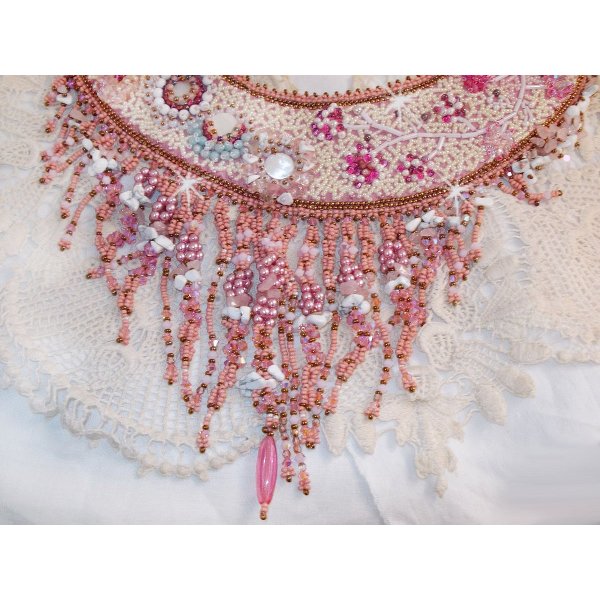 Plastron Rose Royale, brod&eacute; avec des perles semi-pr&eacute;cieuses, cristal de Swarovski et diverses perles de qualit&eacute; fa&ccedil;on Haute-Couture