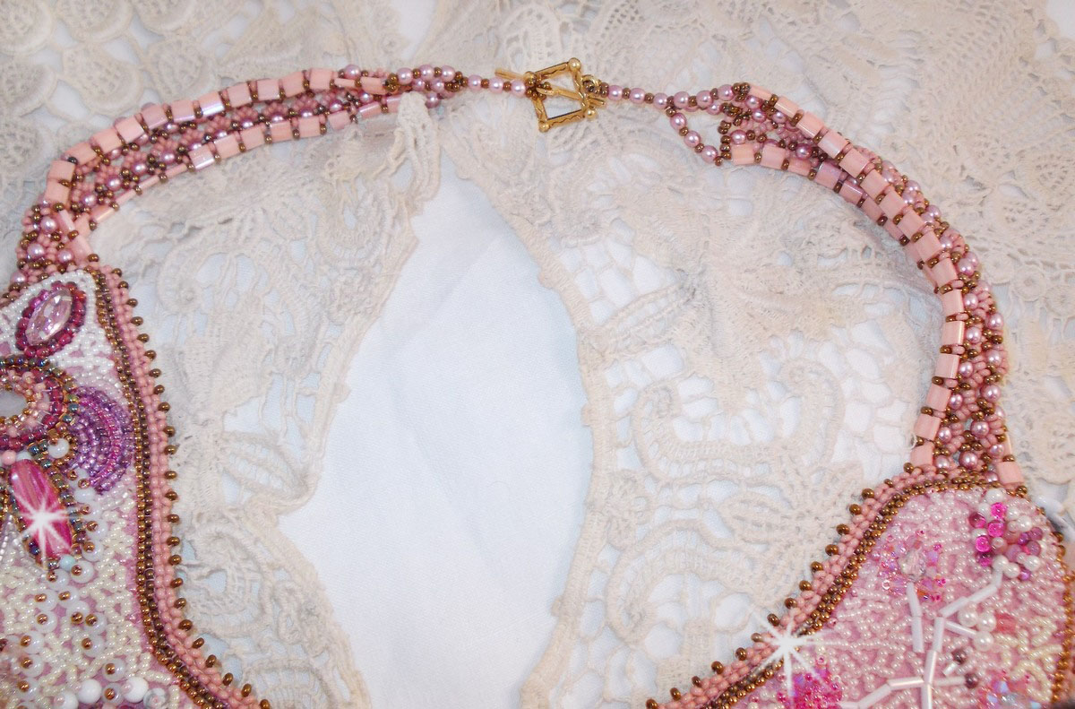 Collier plastron Rose Royale, brodé avec des perles semi-précieuses, cristal de Swarovski et diverses perles de qualité façon Haute-Couture