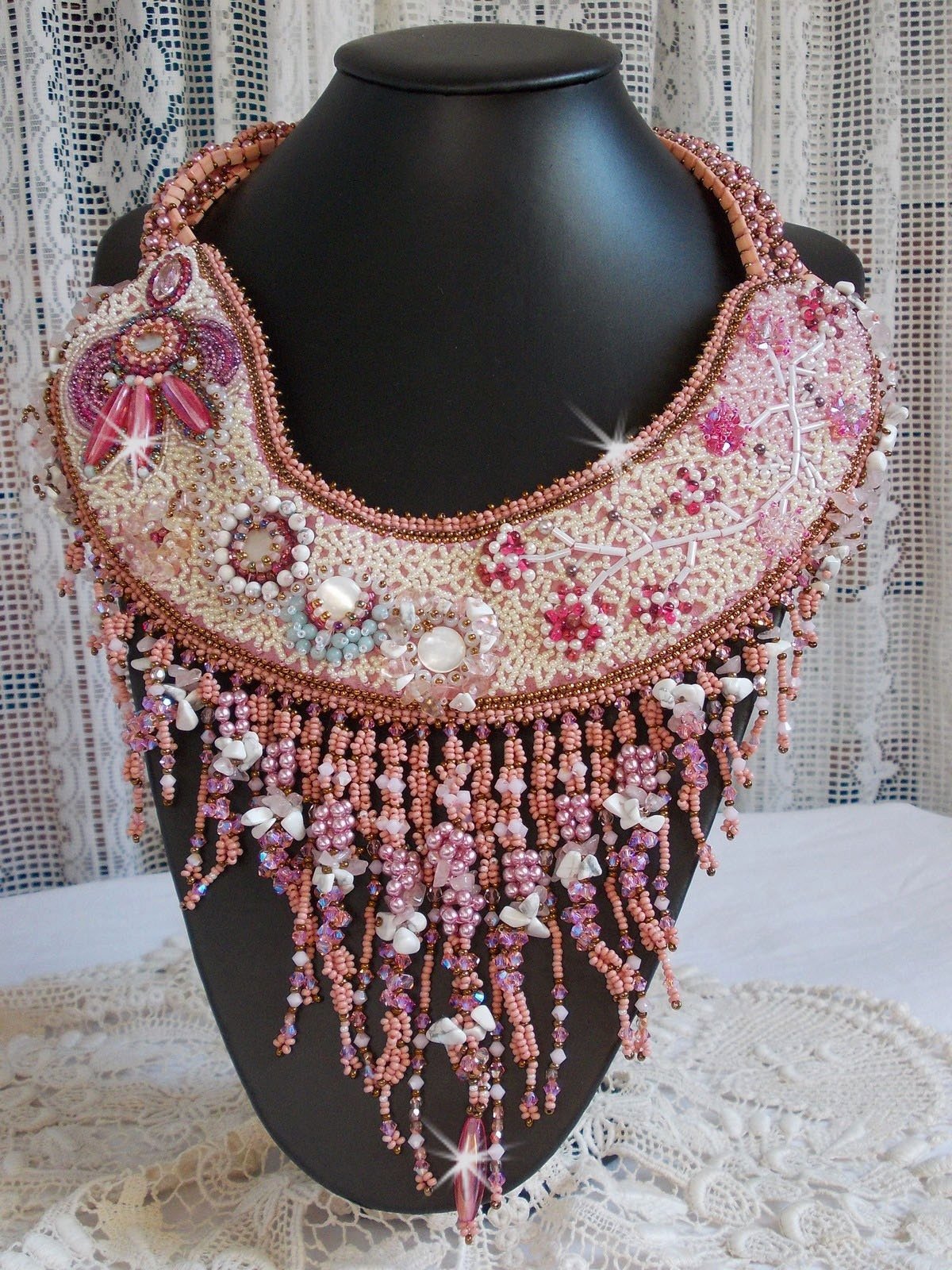 Plastron Rose Royale, brod&eacute; avec des perles semi-pr&eacute;cieuses, cristal de Swarovski et diverses perles de qualit&eacute; fa&ccedil;on Haute-Couture