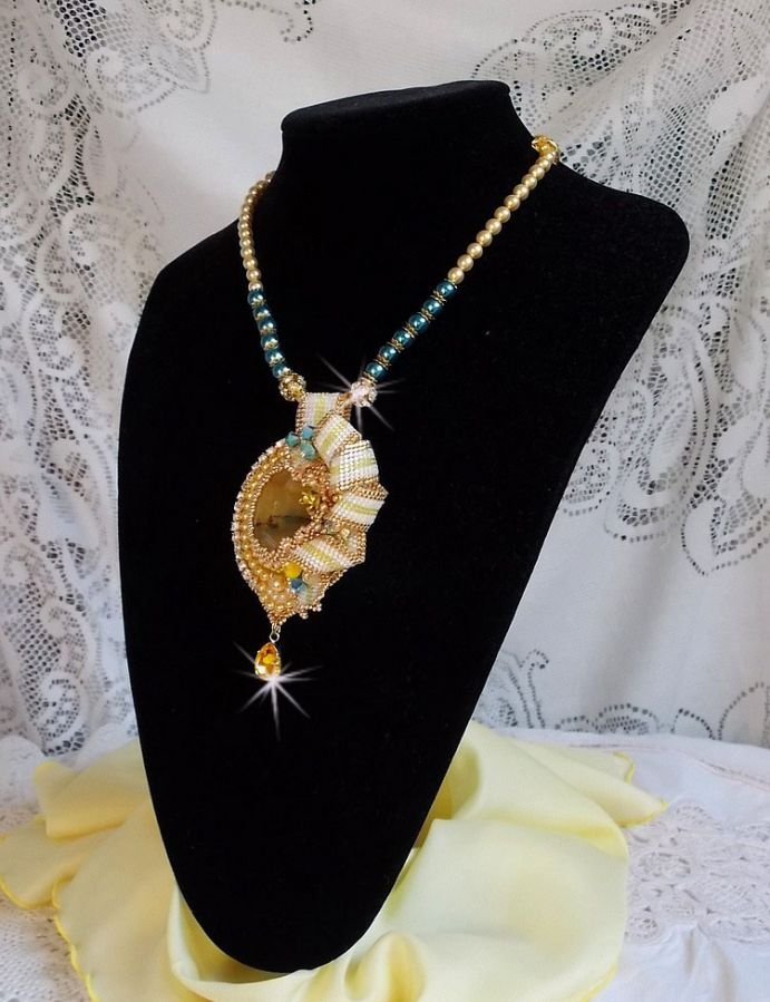 Pendentif Sunflower Gold brodé avec une opale jaune de Madagascar, cristaux, rocailles plaquées or 24 carats, perles satinées, chaînette et fermoir Gold Filled 14 carats pour une tenue Haute-Couture