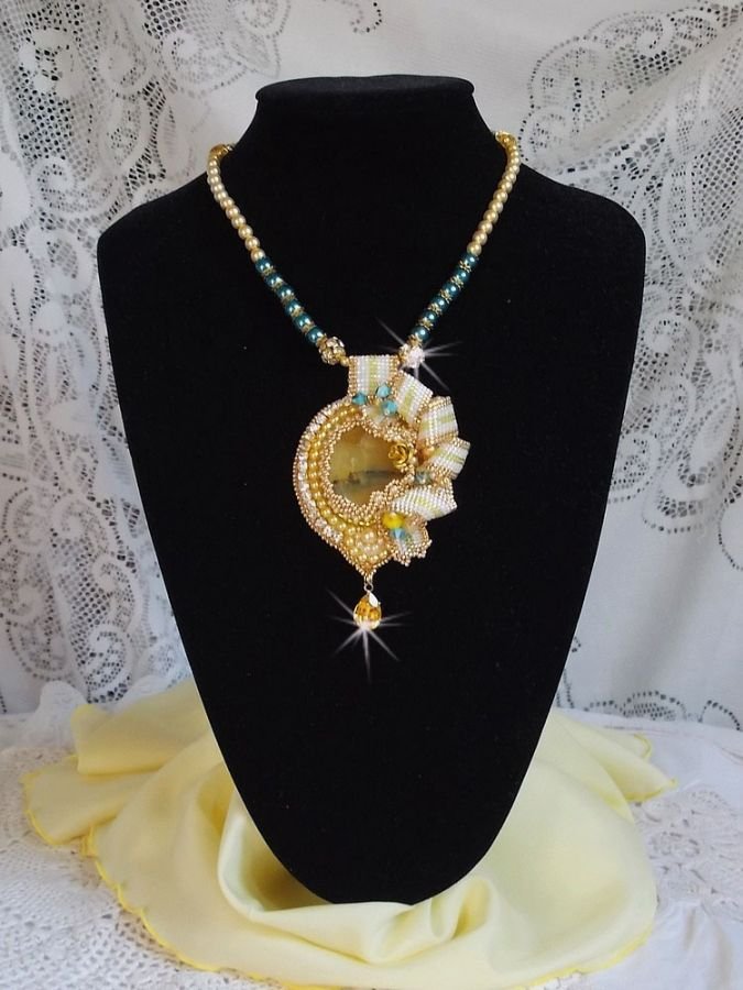 Pendentif Sunflower Gold brodé avec une opale jaune de Madagascar, cristaux, rocailles plaquées or 24 carats, perles satinées, chaînette et fermoir Gold Filled 14 carats pour une tenue Haute-Couture