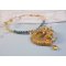 Pendentif Haute-Couture Sunflower Gold brodé avec des rocailles plaqué or 24 carats, une opale de Madagascar et des cristaux de Swarovski.