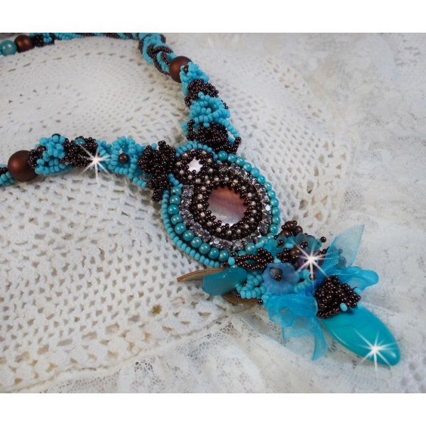 Collier Turquoise Haute Couture au Style Am&eacute;rindien brod&eacute; sur du Cuir avec des cabochons ronds Nacre Acajou et Prune, s&rsquo;ajoute un cabochon Turquoise. Orn&eacute; de cristaux, ruban, perles et rocailles 