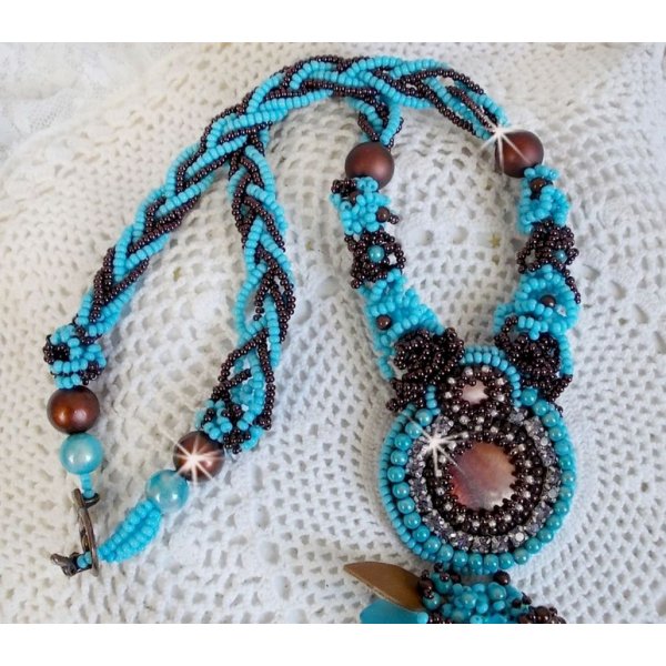 Collier Turquoise Haute Couture au Style Am&eacute;rindien brod&eacute; sur du Cuir avec des cabochons ronds Nacre Acajou et Prune, s&rsquo;ajoute un cabochon Turquoise. Orn&eacute; de cristaux, ruban, perles et rocailles 