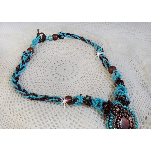 Collier Turquoise Haute Couture au Style Am&eacute;rindien brod&eacute; sur du Cuir avec des cabochons ronds Nacre Acajou et Prune, s&rsquo;ajoute un cabochon Turquoise. Orn&eacute; de cristaux, ruban, perles et rocailles 