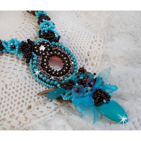 Collier Turquoise Haute Couture au Style Am&eacute;rindien brod&eacute; sur du Cuir avec des cabochons ronds Nacre Acajou et Prune, s&rsquo;ajoute un cabochon Turquoise. Orn&eacute; de cristaux, ruban, perles et rocailles 