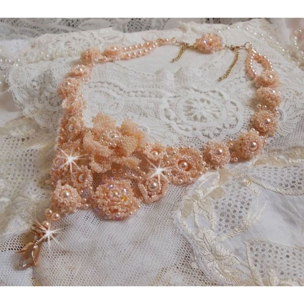 Plastron Idylle Beaut&eacute; Haute Couture brod&eacute; avec cabochons perl&eacute;s de perles rondes nacr&eacute;es en Cristal de Swarovski, des toupies et des rocailles de couleur Saumon, une belle harmonie avec le design 