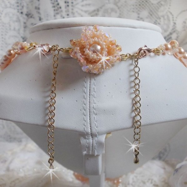 Plastron Idylle Beaut&eacute; Haute Couture brod&eacute; avec cabochons perl&eacute;s de perles rondes nacr&eacute;es en Cristal de Swarovski, des toupies et des rocailles de couleur Saumon, une belle harmonie avec le design 