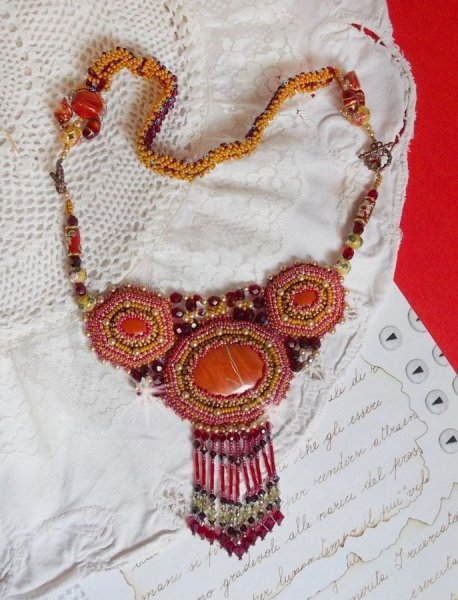 Collier plastron Jaspe Rouge brodé avec des pierres semi-précieuses le Jaspe Rouge avec des Cristaux de Swarovski, des perles cloisonnées, des Muranos et des rocailles