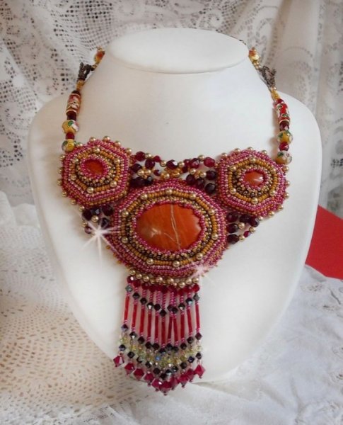 Collier plastron Jaspe Rouge brodé avec des pierres semi-précieuses le Jaspe Rouge avec des Cristaux de Swarovski, des perles cloisonnées, des Muranos et des rocailles