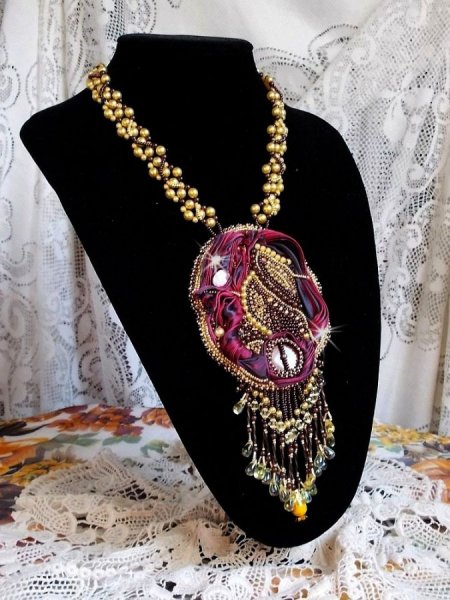 Collier Laetitia Forever brod&eacute;e avec un ruban de soie Bordeaux/Marron et Purple, un disque en nacre, des perles rondes nacr&eacute;es, des gouttes et des rocailles