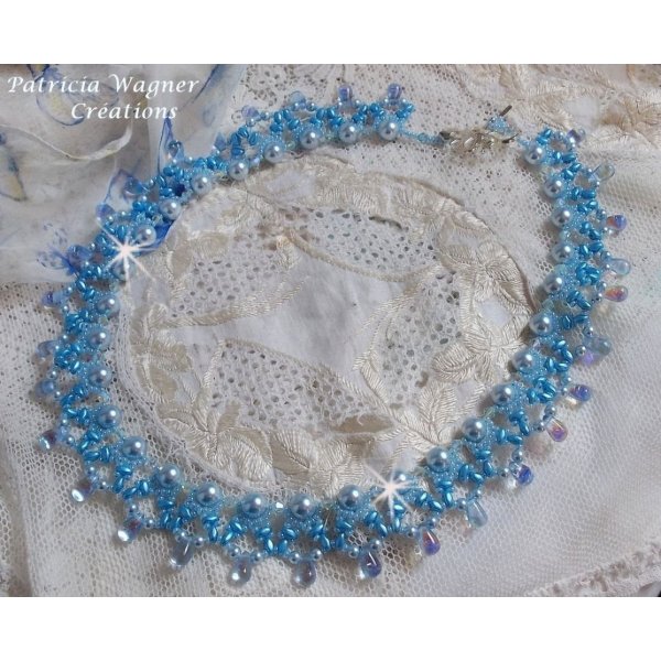 Collier Light Azur avec des perles nacr&eacute;es en cristal de Swarovski et des gouttes en verre