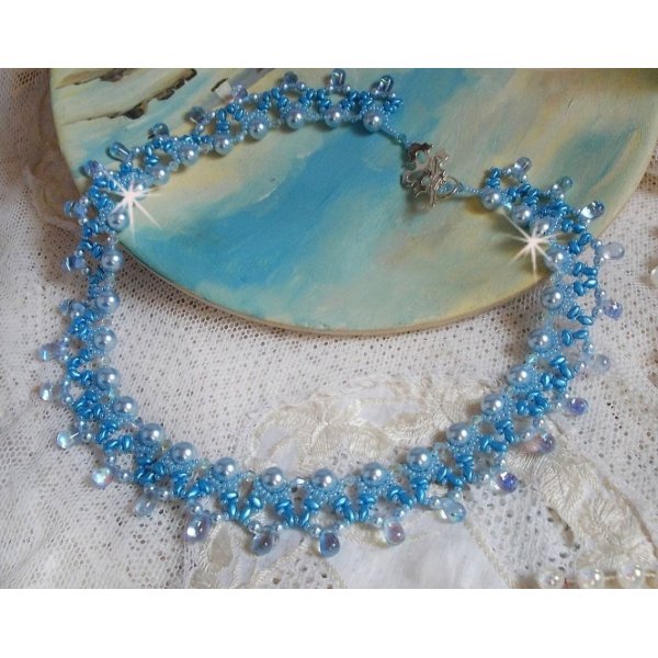 Collier Light Azur avec des perles nacr&eacute;es en cristal de Swarovski et des gouttes en verre