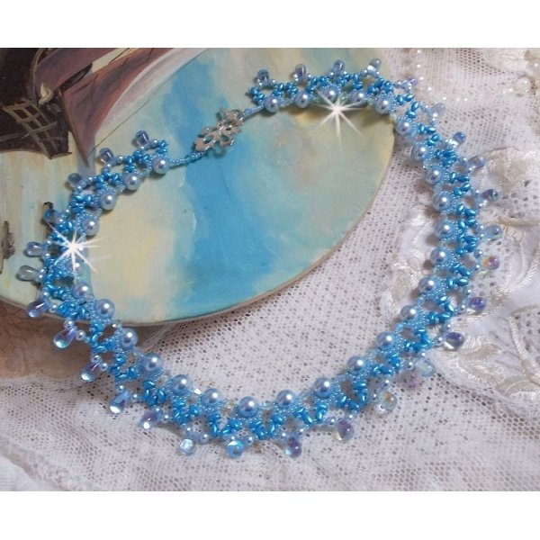 Collier Light Azur avec des perles nacr&eacute;es en cristal de Swarovski et des gouttes en verre