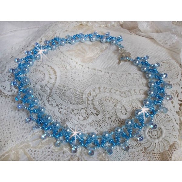 Collier Light Azur avec des perles nacr&eacute;es en cristal de Swarovski et des gouttes en verre