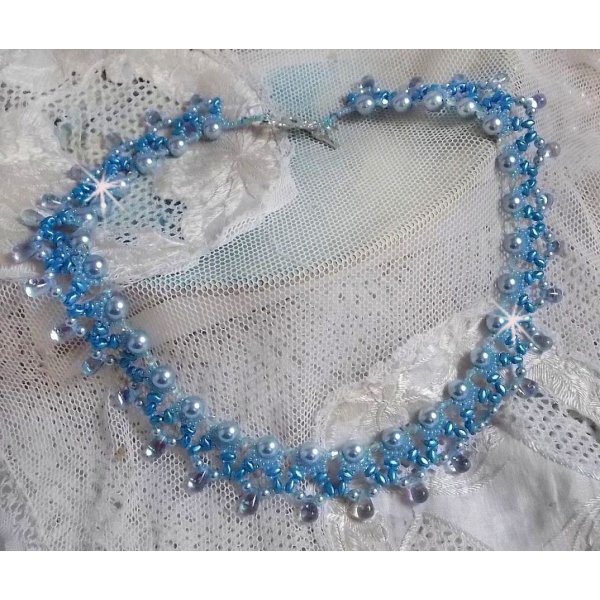 Collier Light Azur avec des perles nacr&eacute;es en cristal de Swarovski et des gouttes en verre