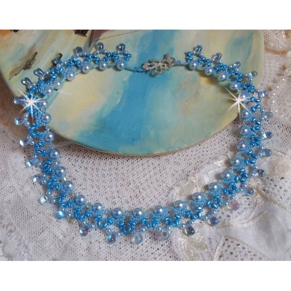 Collier Light Azur avec des perles nacr&eacute;es en cristal de Swarovski et des gouttes en verre