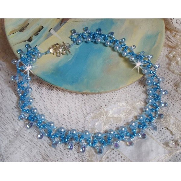 Collier Light Azur avec des perles nacr&eacute;es en cristal de Swarovski et des gouttes en verre