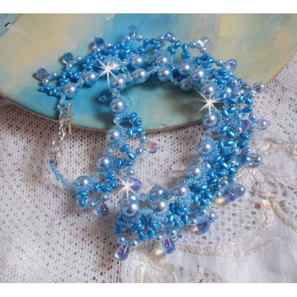 Collier Light Azur avec des perles nacr&eacute;es en cristal de Swarovski et des gouttes en verre