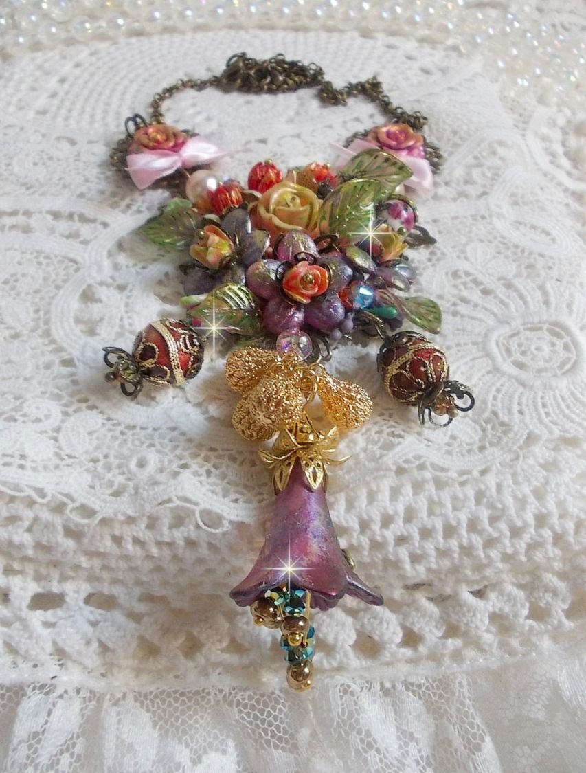 Collier Lisère de Forêt Fleurie mi-long, céramique, cristaux, fleurs, perles, breloques, accessoires Laiton et métal, une belle forêt !	