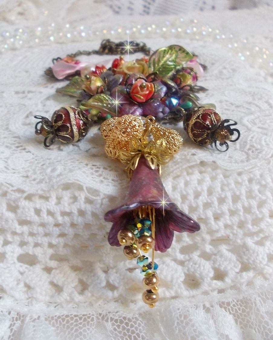 Collier Lisère de Forêt Fleurie mi-long, céramique, cristaux, fleurs, perles, breloques, accessoires Laiton et métal, une belle forêt !	