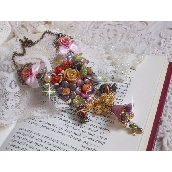 Collier Lis&egrave;re de For&ecirc;t Fleurie mi-long, c&eacute;ramique, cristaux, fleurs, perles, breloques, accessoires Laiton et m&eacute;tal, une belle for&ecirc;t !	